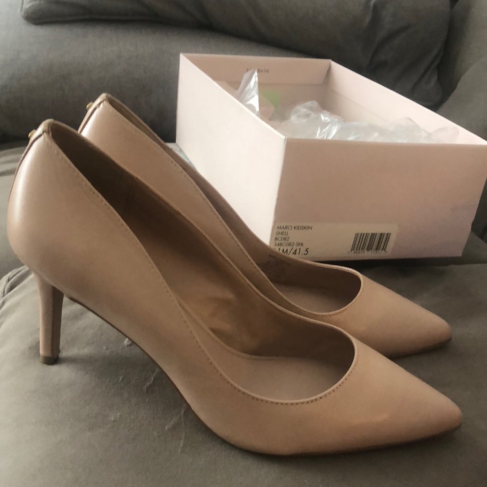 Like-new BCBG Marci pumps in Shell Size 11
